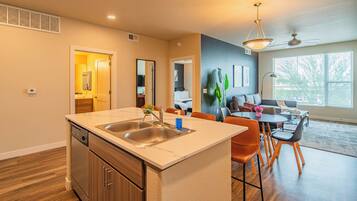 Full-size fridge, microwave, oven, stovetop