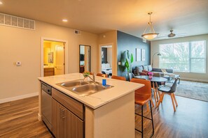 Full-size fridge, microwave, oven, stovetop