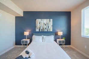 Desk, laptop workspace, iron/ironing board, free WiFi - ROVE LIVING/KB - V on Broadway (Tempe)