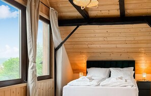 3 bedrooms, travel cot, free WiFi, bed sheets