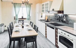 Fridge, oven, stovetop, dishwasher