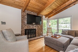 Smart TV, fireplace, books - New! Spacious 5-bedroom house, Great deck, Pool, Close to Attractions (Creedmoor)