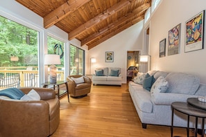 Smart TV, fireplace, books - New! Spacious 5-bedroom house, Great deck, Pool, Close to Attractions (Creedmoor)