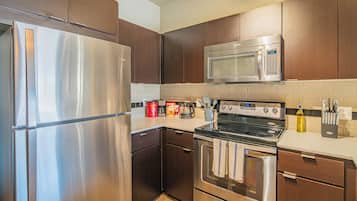 Executive Studio, 1 Queen Bed, Non Smoking, Kitchen | Private kitchen