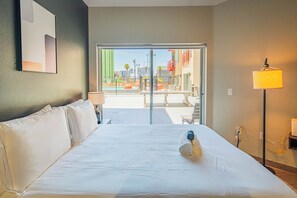 Executive Studio, 1 Queen Bed, Non Smoking, Kitchen | Desk, laptop workspace, iron/ironing board, free WiFi - KB - Proxy 333 (Phoenix)