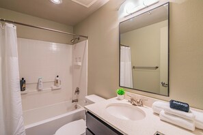 Appartement Supérieur, 2 chambres, non-fumeur, balcon | Salle de bain