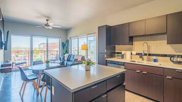 Superior Apartment, 2 Bedrooms, Non Smoking, Balcony | Private kitchen | Fridge, microwave, oven, stovetop