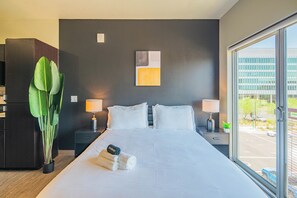 Luxury Studio, 1 Queen Bed, Non Smoking, Kitchen | Desk, laptop workspace, iron/ironing board, free WiFi - KB - Proxy 333 (Phoenix)