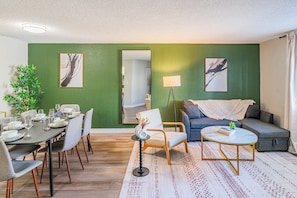 Deluxe-Apartment, 2 Schlafzimmer, Nichtraucher, Küche | Wohnbereich | 55-Zoll-Smart-TV mit Digitalempfang