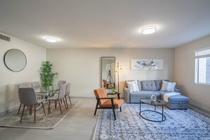 Deluxe Apartment, 2 Bedrooms, Non Smoking, Kitchen | Living area