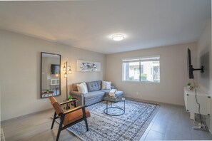 Apartamento luxo, 2 quartos, para não fumantes, cozinha | 2 quartos, escrivaninha, espaço de trabalho para notebook