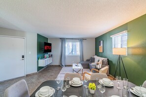 Executive Apartment, 2 Bedrooms, Non Smoking, Kitchen | In-room dining