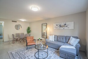 Apartamento luxo, 2 quartos, para não fumantes, cozinha | Área de estar | Smart TV 55 polegadas com canais digitais