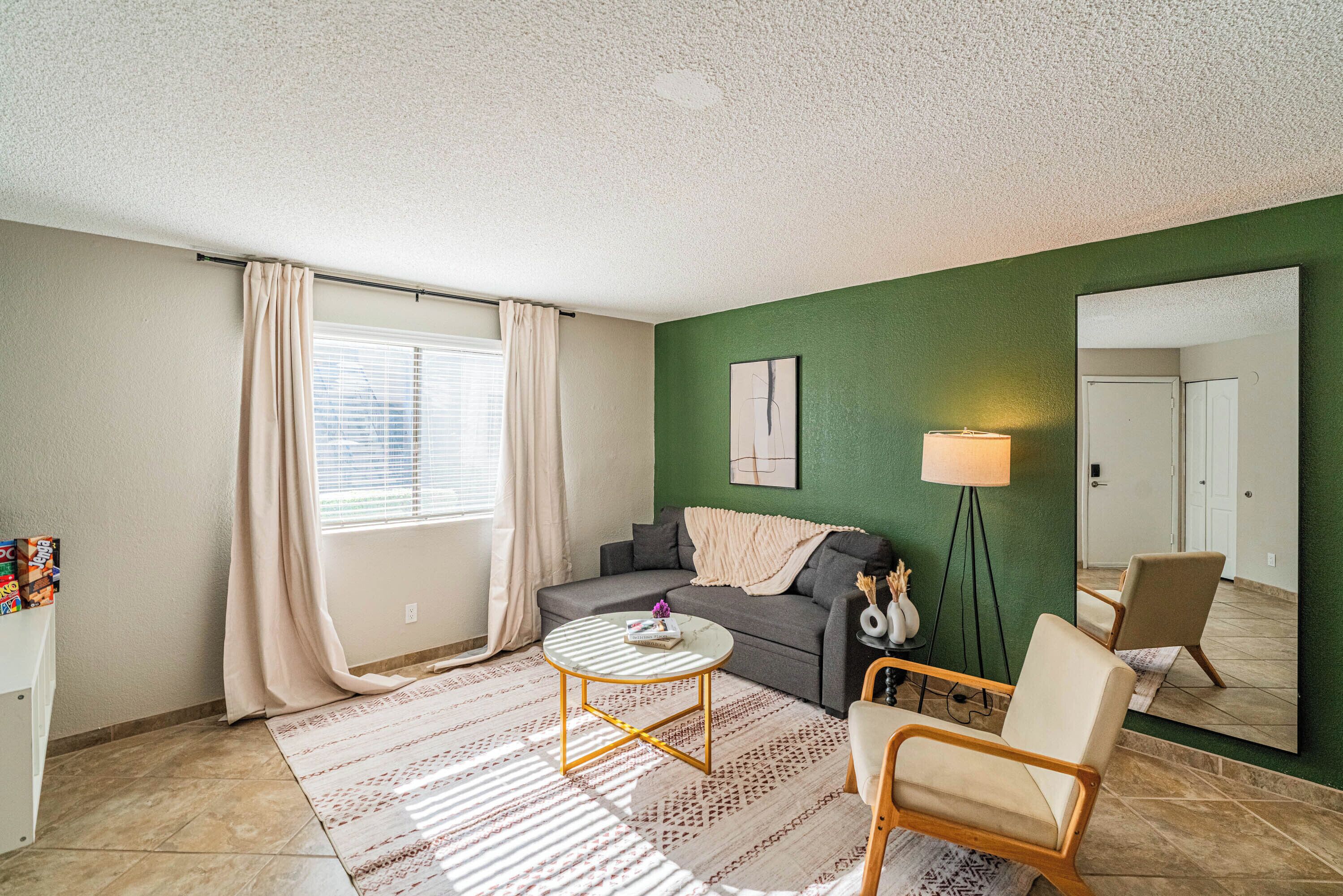 Apartemen Premium, 2 kamar tidur, Bebas Asap Rokok, dapur | Area keluarga | Smart TV 55-inci dengan saluran TV digital