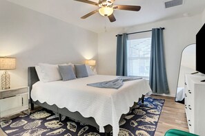 4 Schlafzimmer, Schreibtisch, Bügeleisen/Bügelbrett, Reisekinderbett