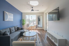 Luxe appartement, 1 slaapkamer, niet-roken | Woonruimte | Een 55-inch smart-tv met digitale zenders