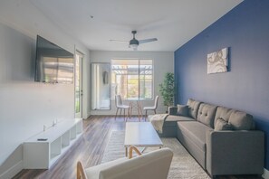 Executive appartement, 1 queensize bed met slaapbank, niet-roken | Woonruimte | Een 55-inch smart-tv met digitale zenders