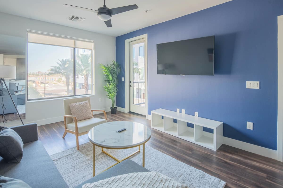 Appartamento Superior, 1 letto queen con divano letto, non fumatori | Area soggiorno | Smart TV 55 pollici con canali digitali