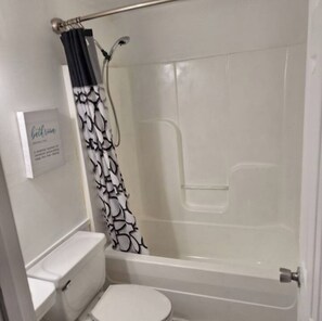 Douche, serviettes fournies, savon, papier toilette