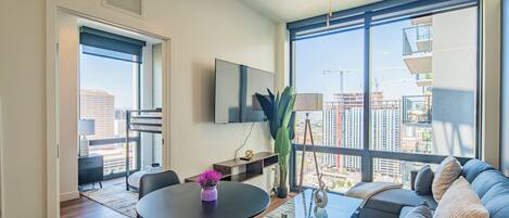 Luxury-Apartment, 2 Schlafzimmer, Nichtraucher, Stadtblick | Wohnbereich