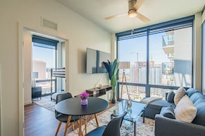 Appartamento Luxury, 2 camere da letto, non fumatori, vista città | Area soggiorno | Smart TV 55 pollici con canali digitali