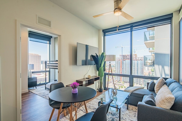 Luksushuoneisto, 2 makuuhuonetta, tupakointi kielletty, kaupunkinäköala | Oleskelualue | 55–tuumainen äly-TV, jossa digitaalikanavat