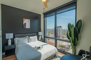 Monolocale Exclusive, 1 letto queen, non fumatori, vista città | Una scrivania, postazione laptop, ferro/asse da stiro, Wi-Fi gratuito