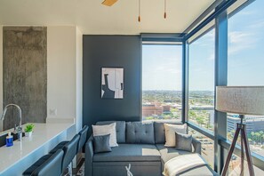 Appartamento Exclusive, 1 letto queen con divano letto, non fumatori, vista città | Area soggiorno | Smart TV 55 pollici con canali digitali