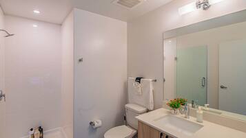Executive Apartment, 2 Bedrooms, Kitchen, City View | Bathroom | Hair dryer, towels, soap, shampoo