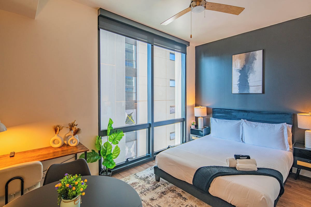 Executive Studio, 1 Queen Bed, Non Smoking, Pets allowed | 1 bedroom, desk, laptop workspace, iron/ironing board