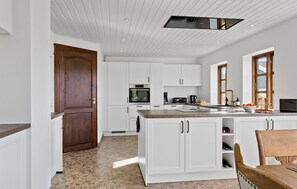 Kjøleskap, kokeplater, oppvaskmaskin og kaffetrakter/tekoker