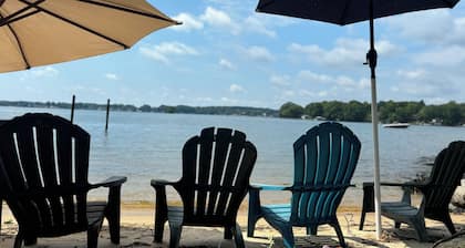 Waterfront Cabin: beach, hot tub, kayaks & panoramic lake views