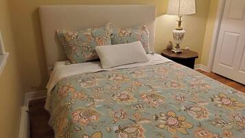4 bedrooms, iron/ironing board, WiFi, bed sheets