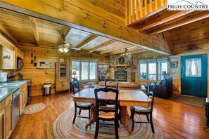 Interior - Charming Family Cabin on Beech Mountain - Dog Friendly (Beech Mountain)