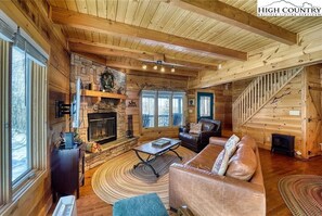 Living area - Charming Family Cabin on Beech Mountain - Dog Friendly (Beech Mountain)