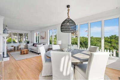 5-bed Waterfront Beach house with DIRECT access to Private Kelly Beach in Bonnet