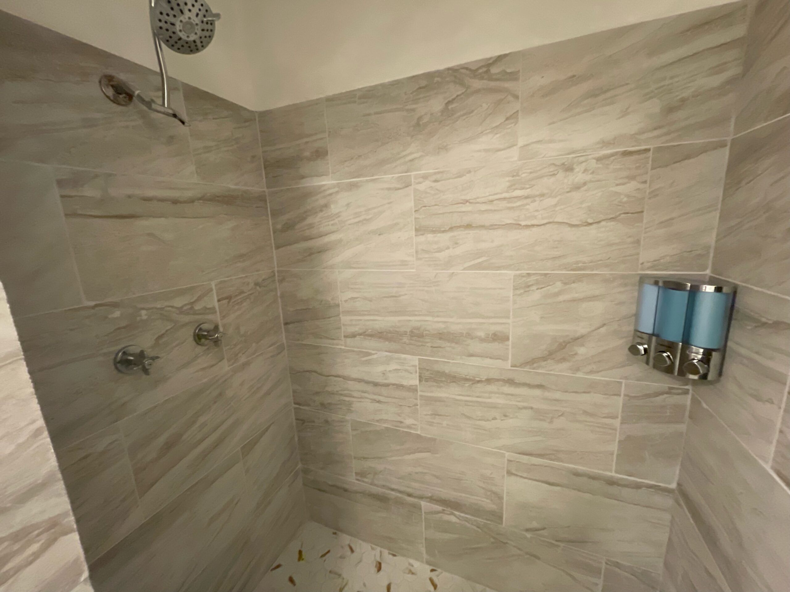 Bañera de hidromasaje, secador de pelo, toallas, jabón