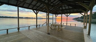 Cozy 1 bedroom, 2 queen beds with sofa couch  lakefront 
Eagle Lake Getaway 