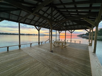 Cozy 1 bedroom, 2 queen beds with sofa couch lakefront
Eagle Lake Getaway