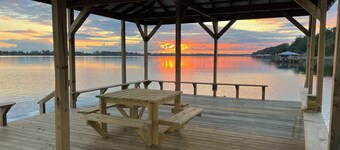 Cozy 1 bedroom, 2 queen beds with sofa couch lakefront
Eagle Lake Getaway