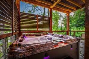 Outdoor spa tub - "Beary Playful" – Outdoor Fireplace - Hot Tub - Game Room - Firepit (Gatlinburg)