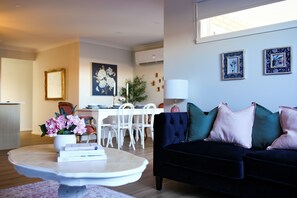 Smart-TV, Kamin, Videospiele, Tischfußball