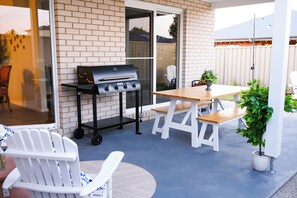 Outdoor dining - Luxury Lake Nagambie Retreat by Twin Palms Holiday Rentals (Nagambie)