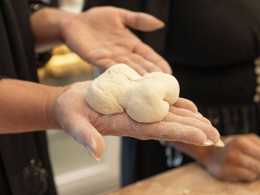 Una persona sosteniendo un trozo de masa.