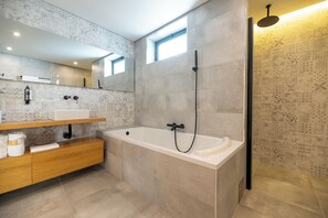 Phòng Suite Deluxe | Phòng tắm | Buồng tắm vòi sen, máy sấy tóc, khăn tắm, xà phòng 