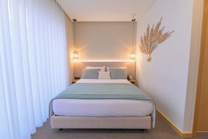 In-room safe, desk, laptop workspace, soundproofing - Favaios Aldeia Resort (Alijó)