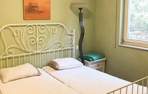1 chambre, lit parapluie, Wi-Fi gratuit, draps fournis