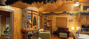 Classically Charming, Quiet Lakeside Cabin less than 2 hours from the Cities