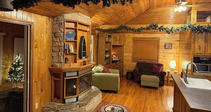 Classically Charming, Quiet Lakeside Cabin less than 2 hours from the Cities