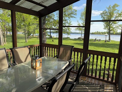 Classically Charming, Quiet Lakeside Cabin less than 2 hours from the Cities